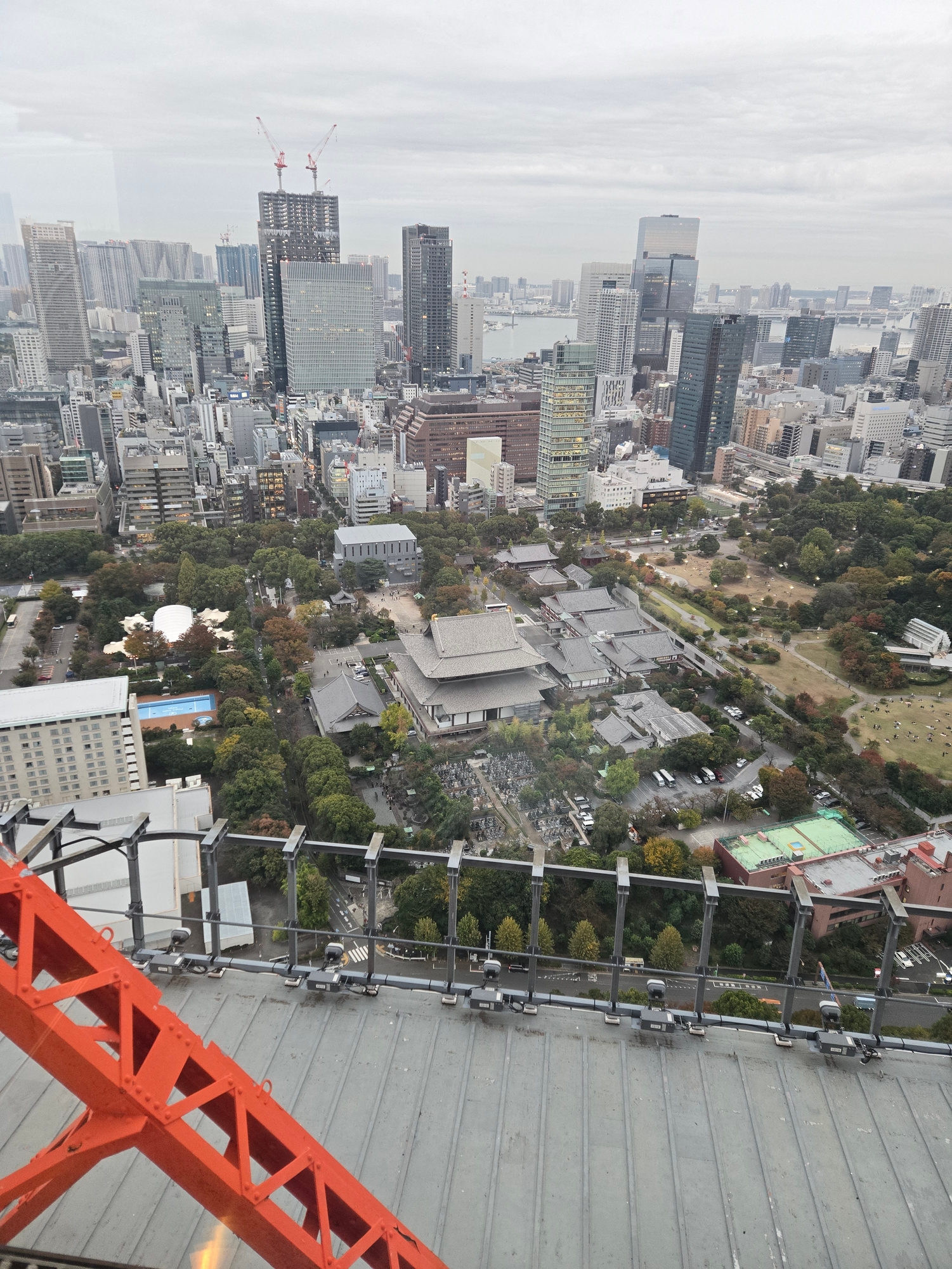 A photo of Zojo-ji Temple seen from above.