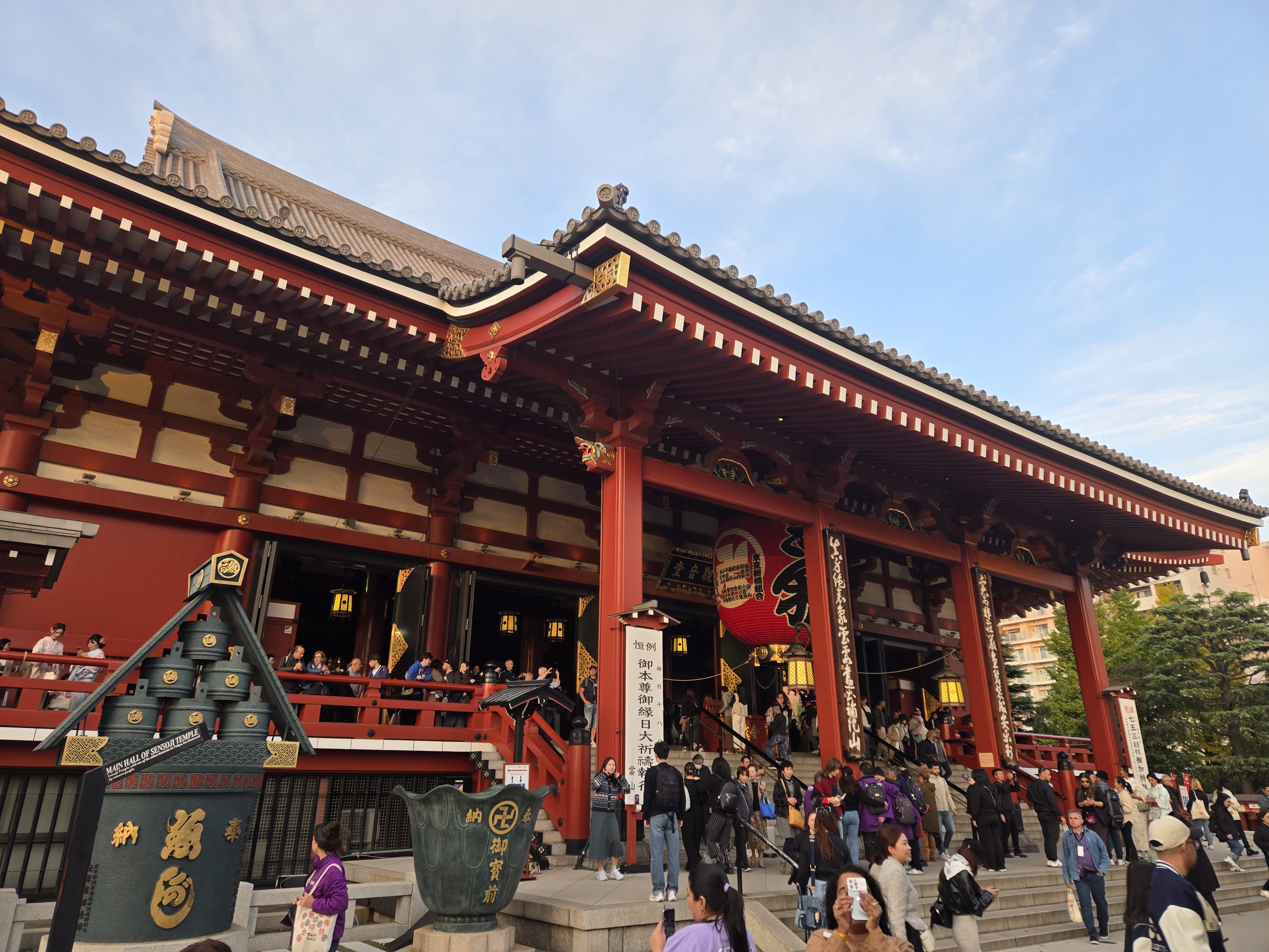 A photo of the main hall of the temple grounds. Didn't bother going up to it, as the crowds would've taken too long to get through!