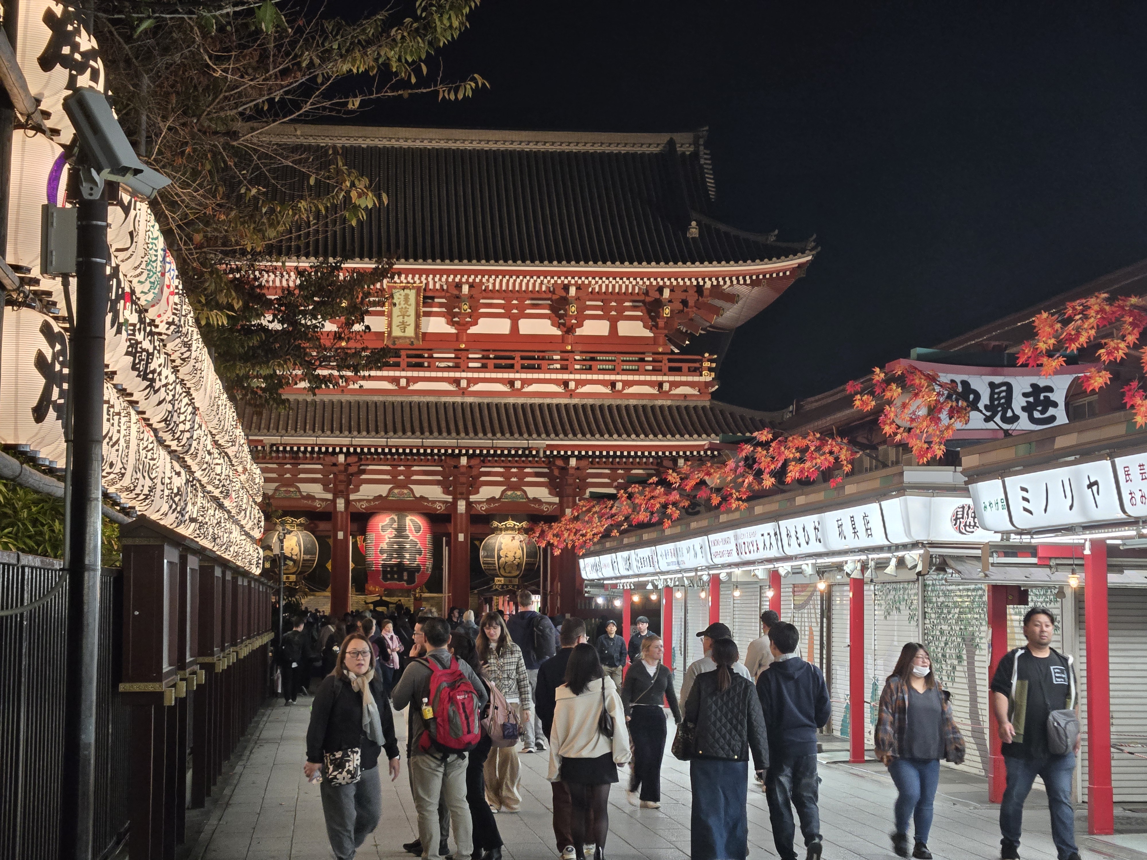 A photo of the main part of Nakamise Shopping Street, looking towards the second main gate on the Sensō-ji Temple grounds. 