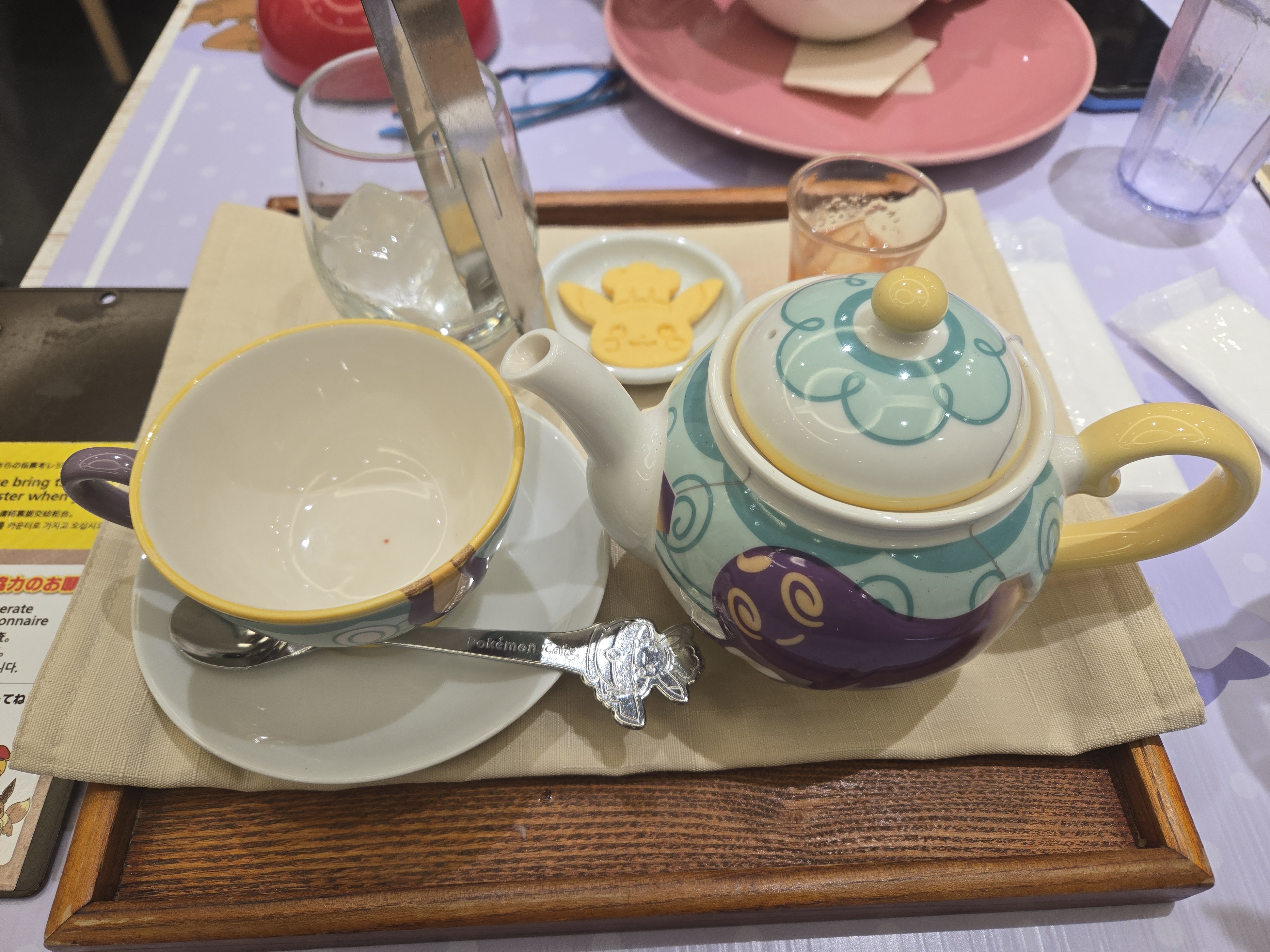 A photo of the Sinistea-themed apple tea.