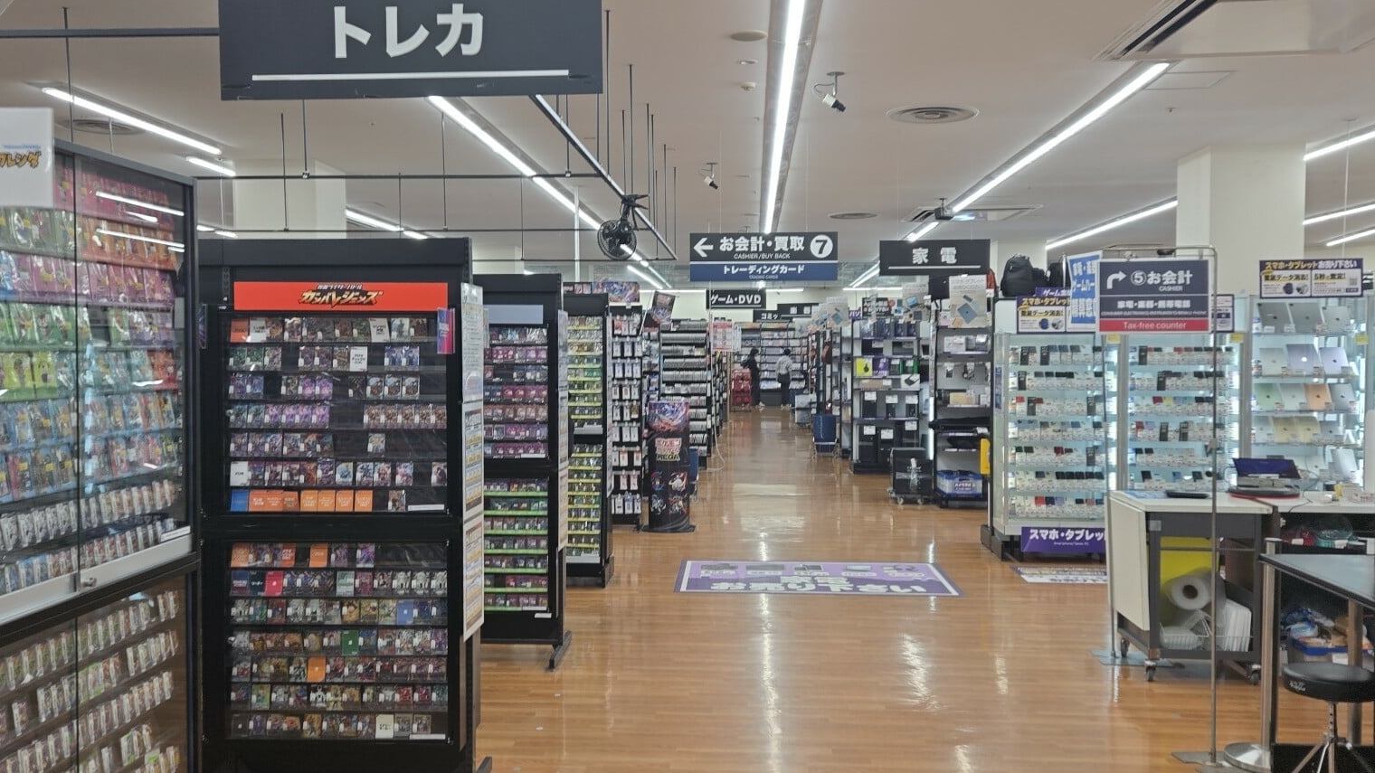 A photo of the inside of Bookoff Super Bazaar Tokyo Bay, with plenty of items on display.