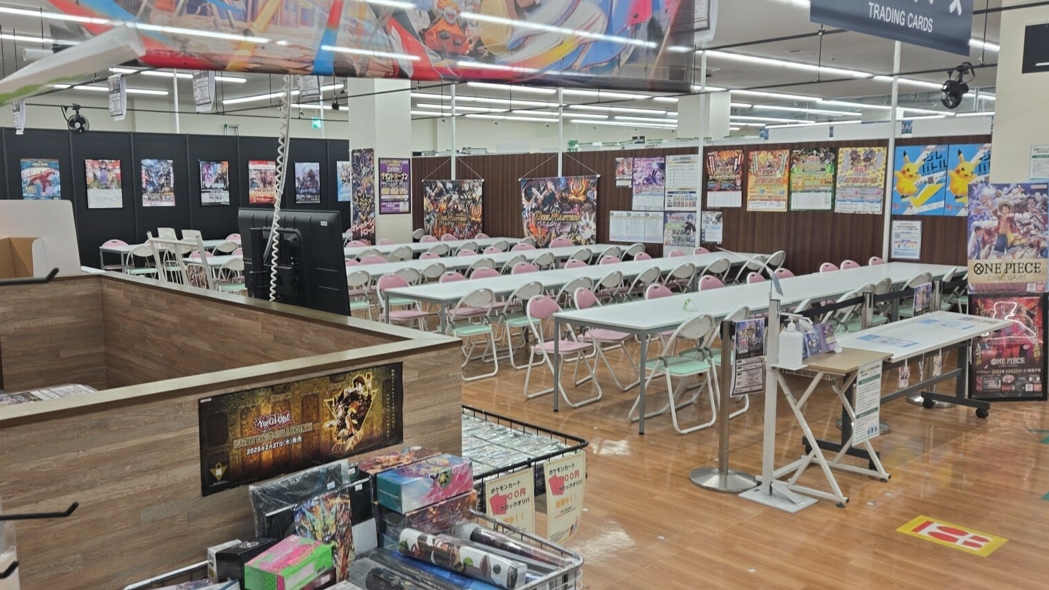 A photo of the inside of Bookoff Super Bazaar Tokyo Bay, with plenty of items on display.