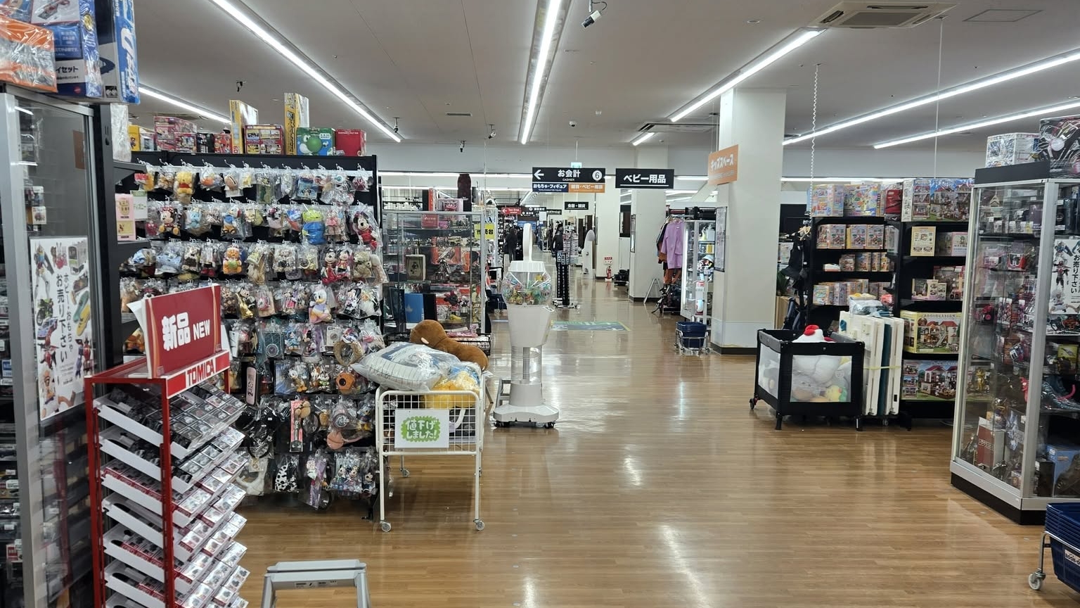 A photo of the inside of Bookoff Super Bazaar Tokyo Bay, with plenty of items on display.